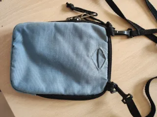 Eastpak tracolla azzurra e nera