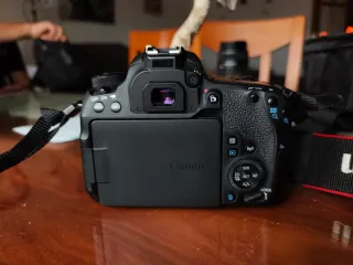 Cámara Canon EOS 77D