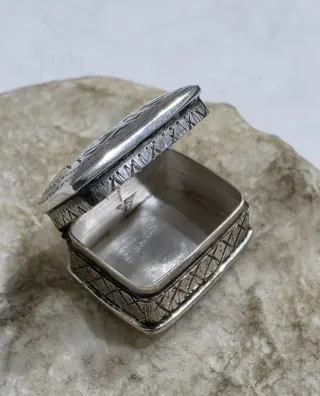 Scatolina vintage argento 925 incisa a mano