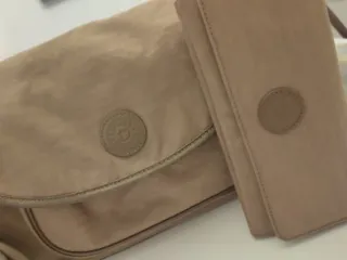 Bolso y monedero Kipling Camel