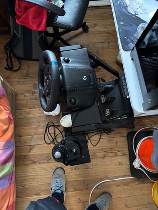Volante y Pedales Logitech