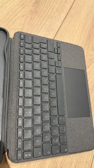 Funda con teclado Logitech para iPad Air 5