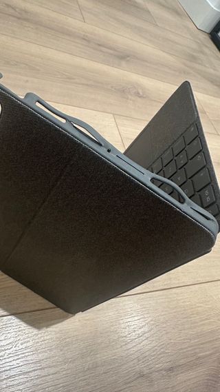 Funda con teclado Logitech para iPad Air 5