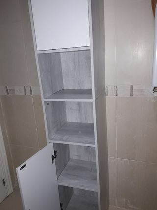 Armario alto gris y blanco