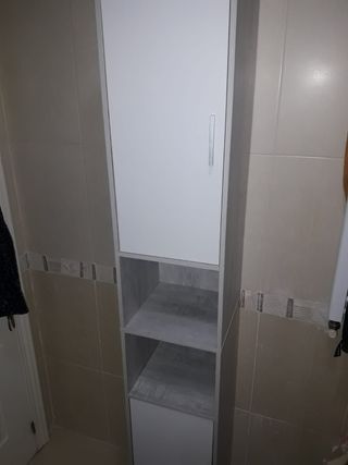 Armario alto gris y blanco