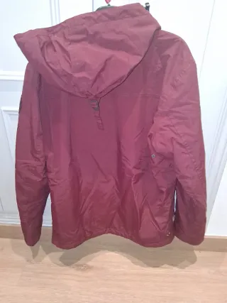 Chaqueta Napapijri granate.