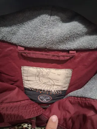 Chaqueta Napapijri granate.