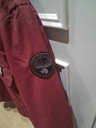 Chaqueta Napapijri granate.