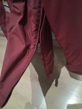 Chaqueta Napapijri granate.