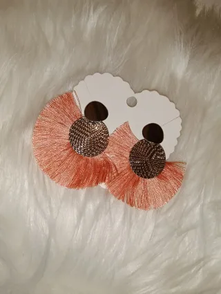 Pendientes dorados con flecos en coral