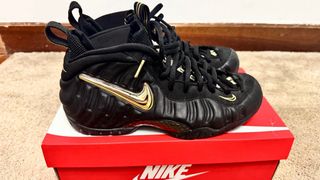 Nike Foamposite Negro/Dorado