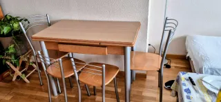 Mesa extensible madera y metal + 4 sillas