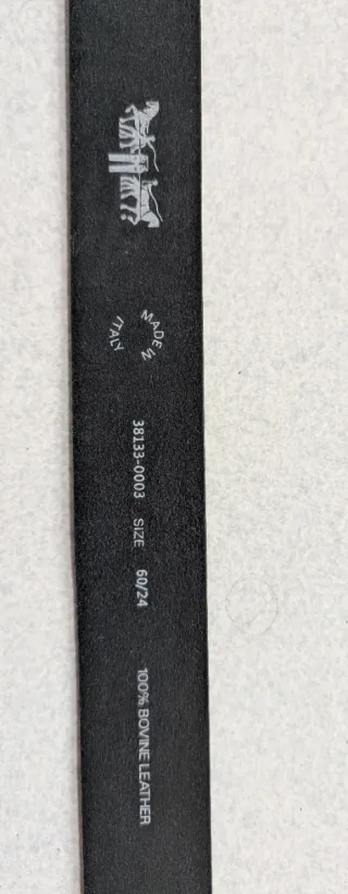 Cinturón Levi's Negro con Hebilla Dorada