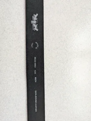 Cinturón Levi's Negro con Hebilla Dorada