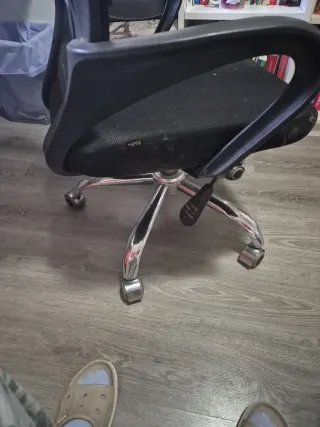 Silla de oficina ergonómica negra.