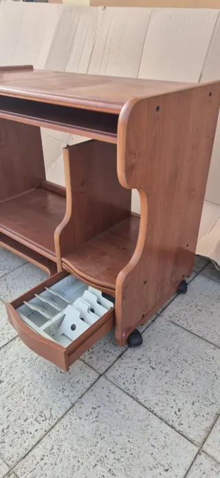 Escritorio ordenador madera con ruedas