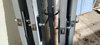 Puertas grises con manillas