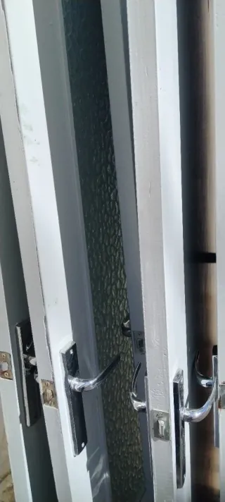 Puertas grises con manillas