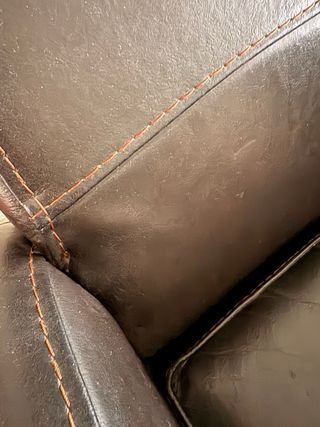 Sillón de piel marrón oscuro.