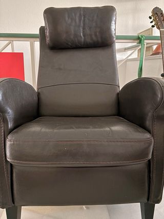 Sillón de piel marrón oscuro.