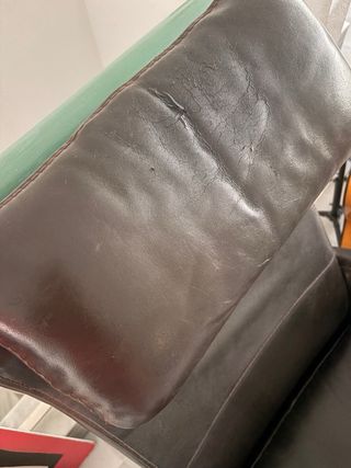 Sillón de piel marrón oscuro.