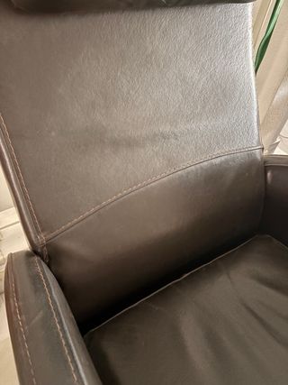 Sillón de piel marrón oscuro.