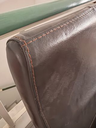 Sillón de piel marrón oscuro.