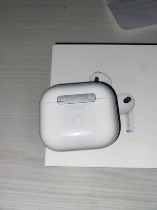 AirPods 3ª Generazione senza una cuffia