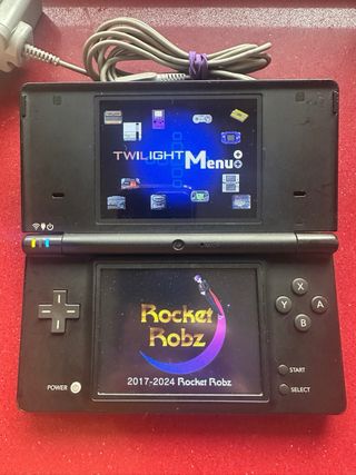 Nintendo DS Negra + Cargador y accesorios