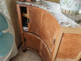 Barra de bar antigua de madera y mármol