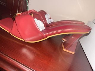 Sandalias rojas con cadena dorada