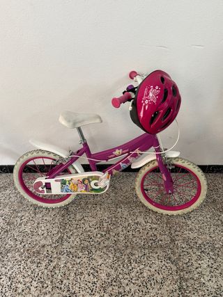 Bicicleta infantil morada con casco
