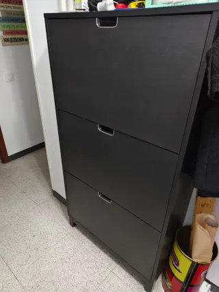 Zapatero negro de madera