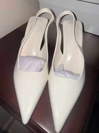 Zapatos de tacón blancos nuevos