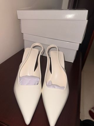 Zapatos de tacón blancos nuevos