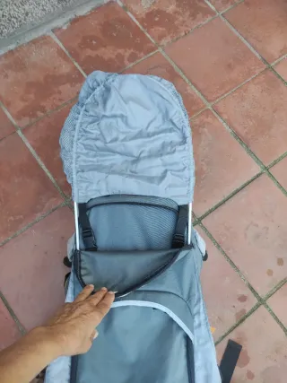 Mochila porta bebés gris