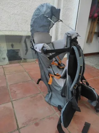 Mochila porta bebés gris