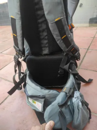 Mochila porta bebés gris
