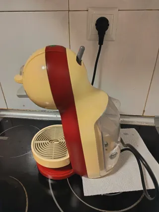 Cafetera Dolce Gusto Roja y Beige
