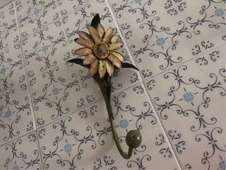 Appendiabiti floreali in ferro battuto decorato