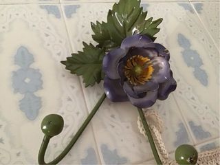 Appendiabiti floreali in ferro battuto decorato