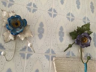 Appendiabiti floreali in ferro battuto decorato