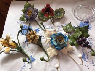 Appendiabiti floreali in ferro battuto decorato