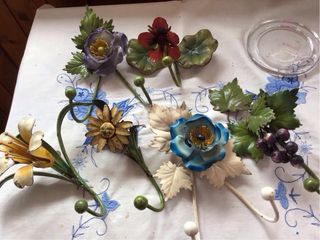 Appendiabiti floreali in ferro battuto decorato