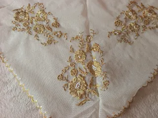 Delantal y Manteleta Bordados Oro