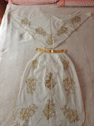 Delantal y Manteleta Bordados Oro