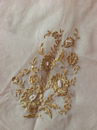 Delantal y Manteleta Bordados Oro