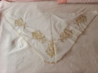 Delantal y Manteleta Bordados Oro