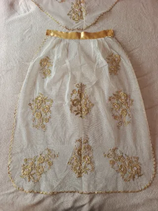 Delantal y Manteleta Bordados Oro