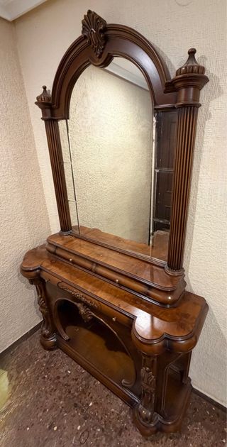 Mueble recibidor de madera con espejo